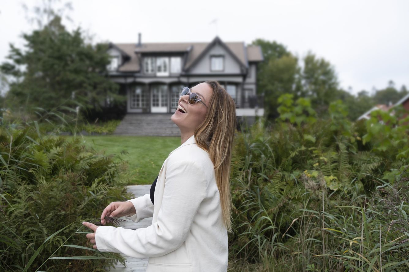 /upload/2020/10/07/alex-transparent-dame.jpg?w=1000